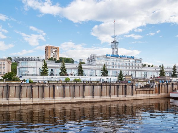 Царственно поставленный город: водная прогулка с гидом (по будням)