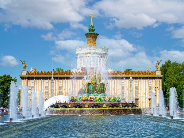 Экскурсия по ВДНХ + световое шоу в «Макете Москвы»