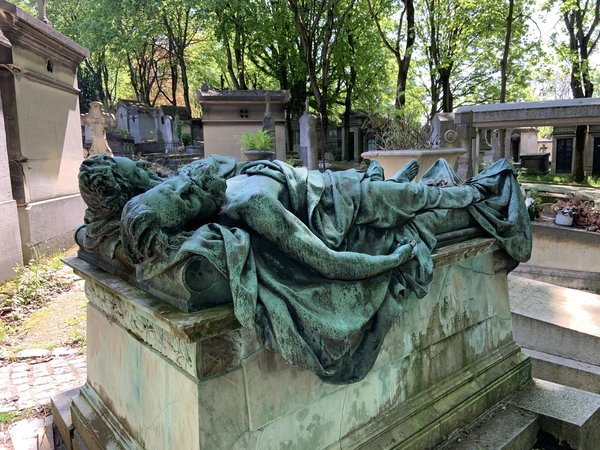 Групповая прогулка по Пер-Лашез: знаменитости, легенды и вороны - фото 2