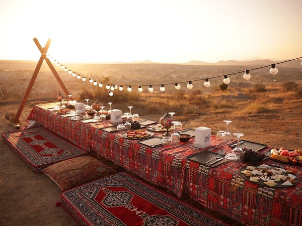 Пикник в долине Каппадокии на закате - фото 3
