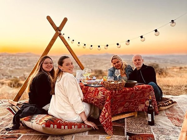Пикник в долине Каппадокии на закате - фото 2
