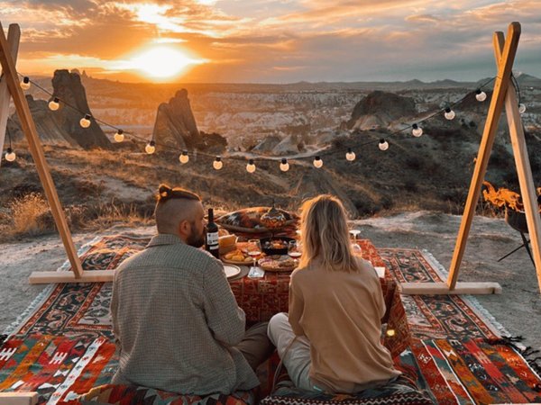 Пикник в долине Каппадокии на закате - фото 1