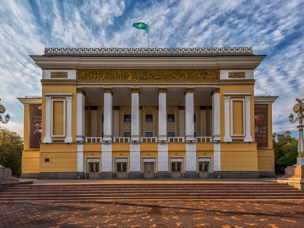 Золотой квадрат Алматы: музыка, литература и история