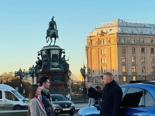 От парадных до стрит-арта: по знаковым местам Петербурга на авто премиум-класса - фото 3