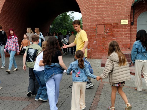 Взламывая шифр города. Необычная экскурсия для детей и их родителей по Александровскому саду - фото 2