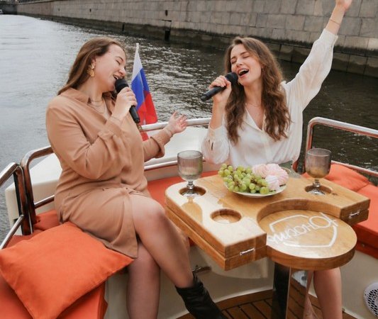 Водная караоке-прогулка в Санкт-Петербурге