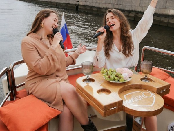 Водная караоке-прогулка в Санкт-Петербурге - фото 1