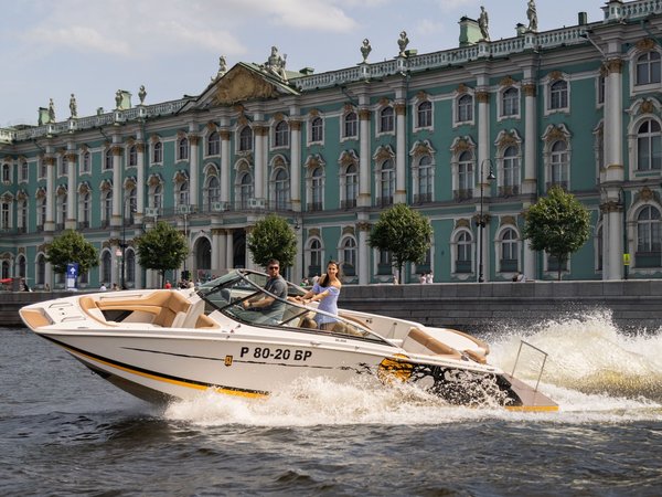 Путешествие по Неве и каналам на большом катере