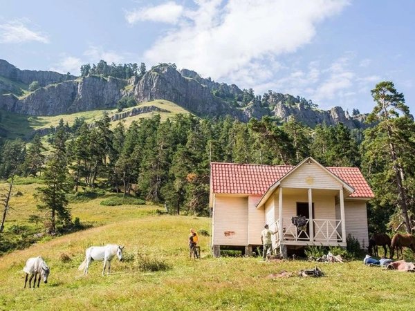 Верхом у самых облаков: конный поход по высокогорью Грузии - фото 1