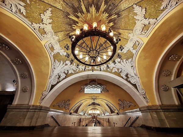 Метро Москвы — подземный город и его контрасты - фото 1