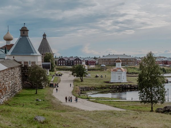 Путешествие на Соловки: погружение в историю, прогулки на катере, лодке и пешком