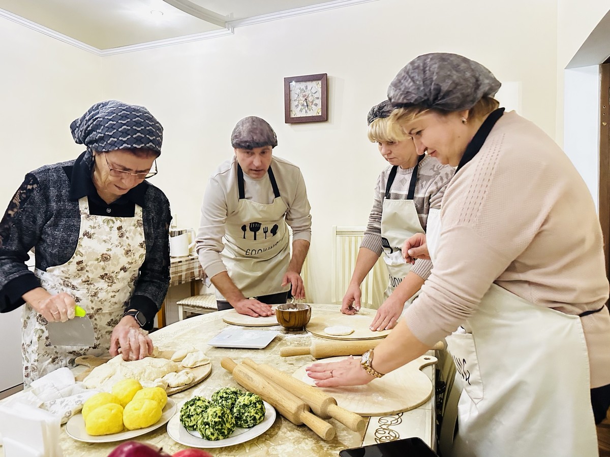 На Кавказ со вкусом и только в своей компании: национальные блюда в горах, Шато Эркен и конный клуб - фото 4