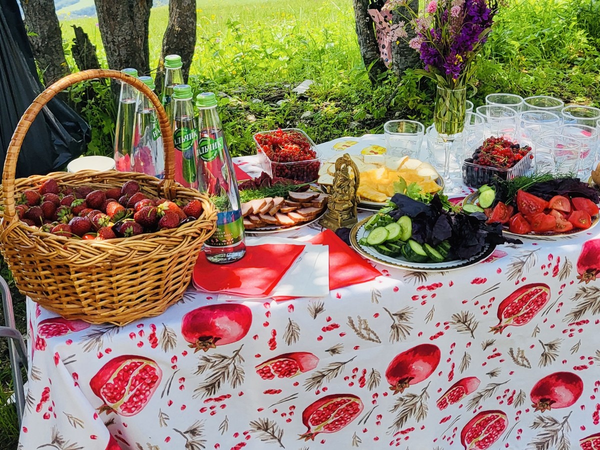 На Кавказ со вкусом и только в своей компании: национальные блюда в горах, Шато Эркен и конный клуб - фото 3