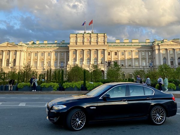Трансфер в аэропорт Петербурга или из него с обзорной экскурсией в пути