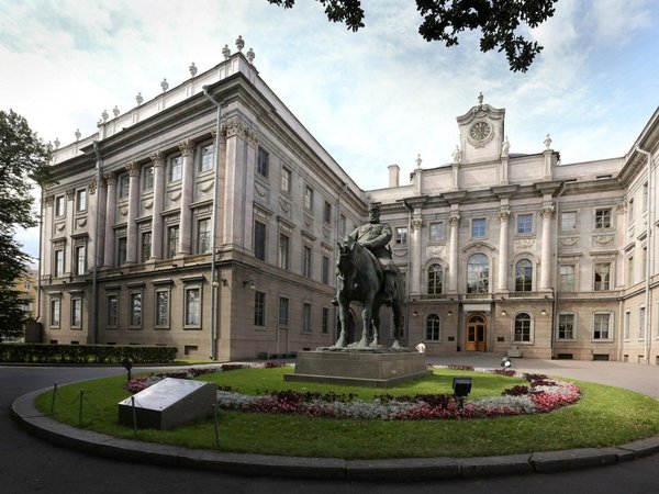 Романовы без трона: групповая прогулка по Дворцовой набережной