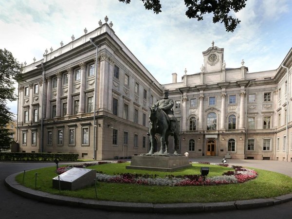 Романовы без трона: групповая прогулка по Дворцовой набережной - фото 1