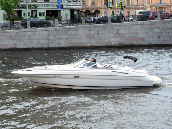 На роскошном катере — по рекам и каналам Санкт-Петербурга