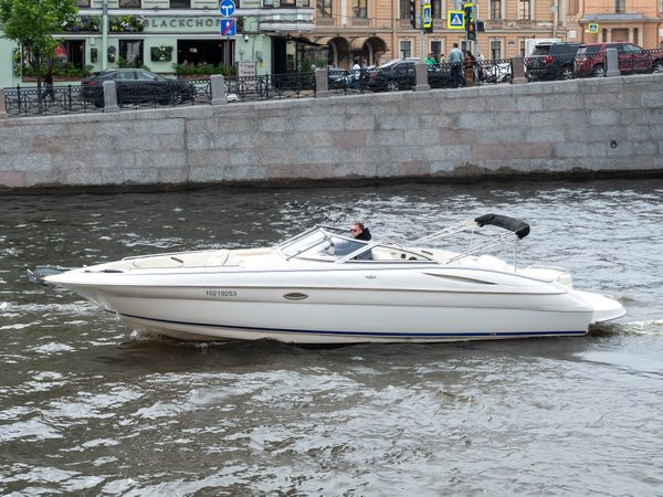 На роскошном катере — по рекам и каналам Санкт-Петербурга - фото 1