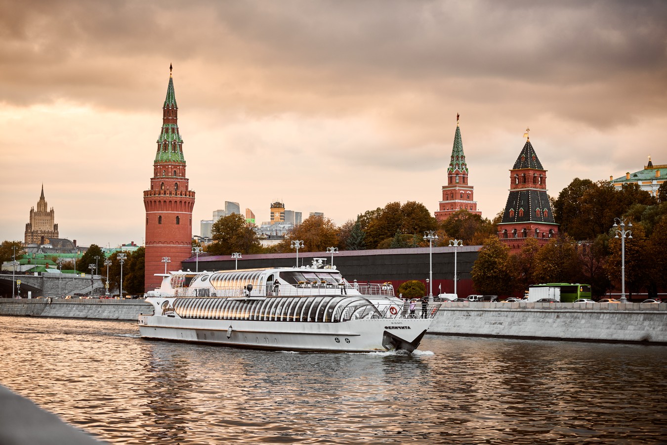 По вечерней Москве — на теплоходе и автобусе