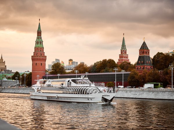 По вечерней Москве — на теплоходе и автобусе