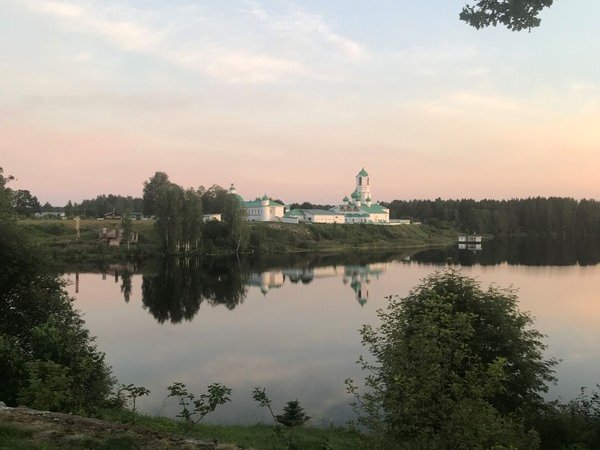 Из Петербурга — к монастырям и святому источнику