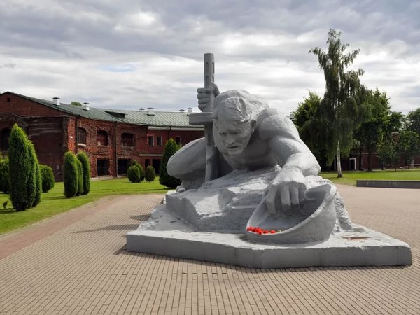 Трансфер из Минска в Коссовский замок, Брест и Брестскую крепость - фото 1