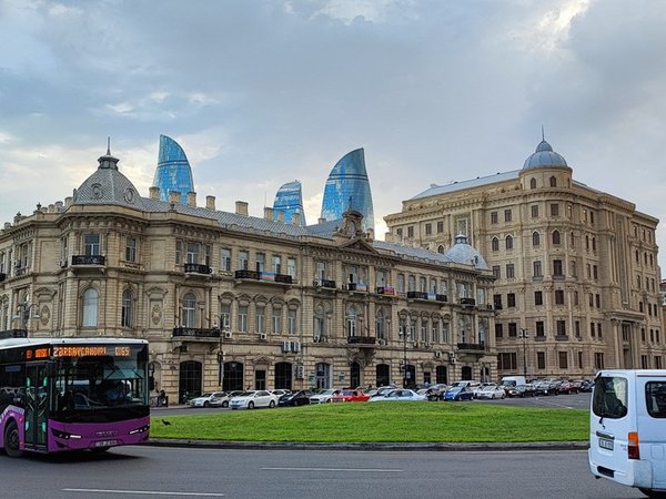 По центру Баку и вдоль трассы Формулы-1 - фото 1