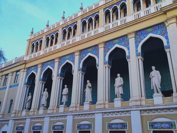По центру Баку и вдоль трассы Формулы-1 - фото 2