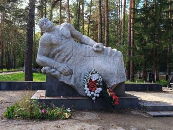 По Заельцовскому кладбищу в Новосибирске