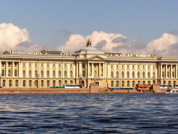 Прогулка на открытом катере — от центра Петербурга до новых кварталов у воды