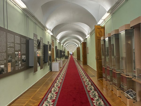 Школа фрейлин, штаб-квартира Ленина и бункер Жданова: двухвековая история Смольного - фото 2