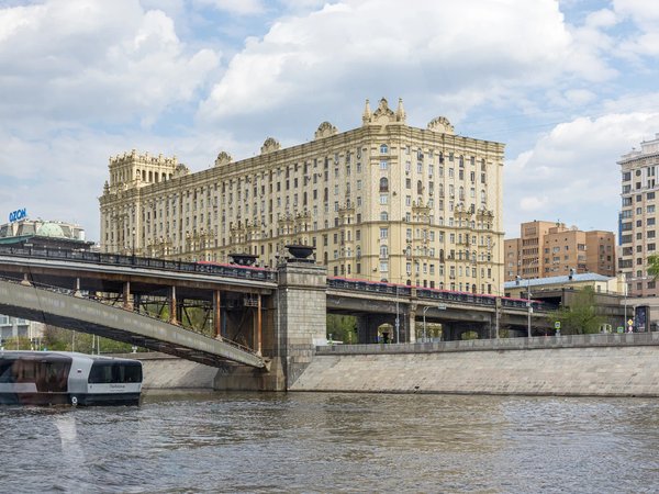 От последней деревни до Сити: экскурсия по Москве с поездкой на электросудне «Синичка»