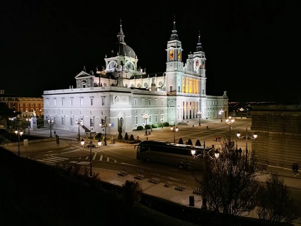 По ночному Мадриду — на автомобиле с панорамной крышей - фото 1