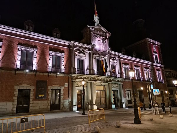 По ночному Мадриду — на автомобиле с панорамной крышей - фото 3