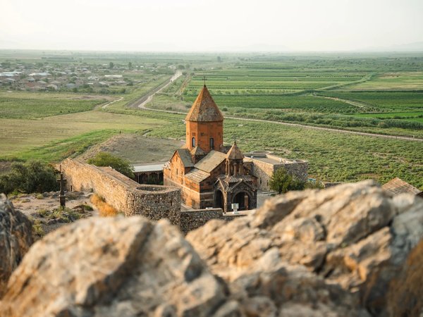 К Арарату и Арени — из Еревана: Хор Вирап, Нораванк и Пещера птиц - фото 1
