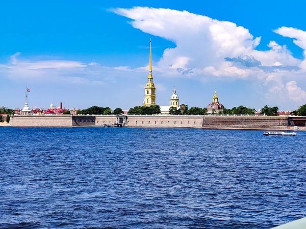 Укрощение строптивой в Петербурге: поединок Человека и Воды