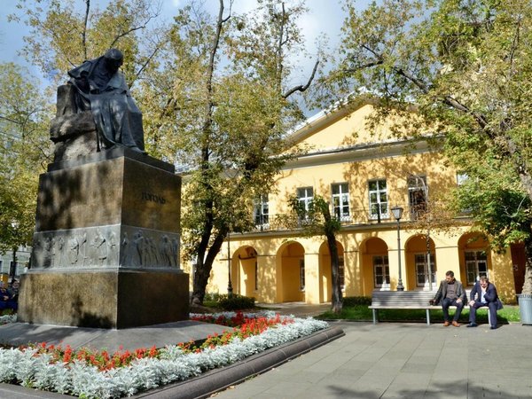 Прогулка по Никитскому бульвару