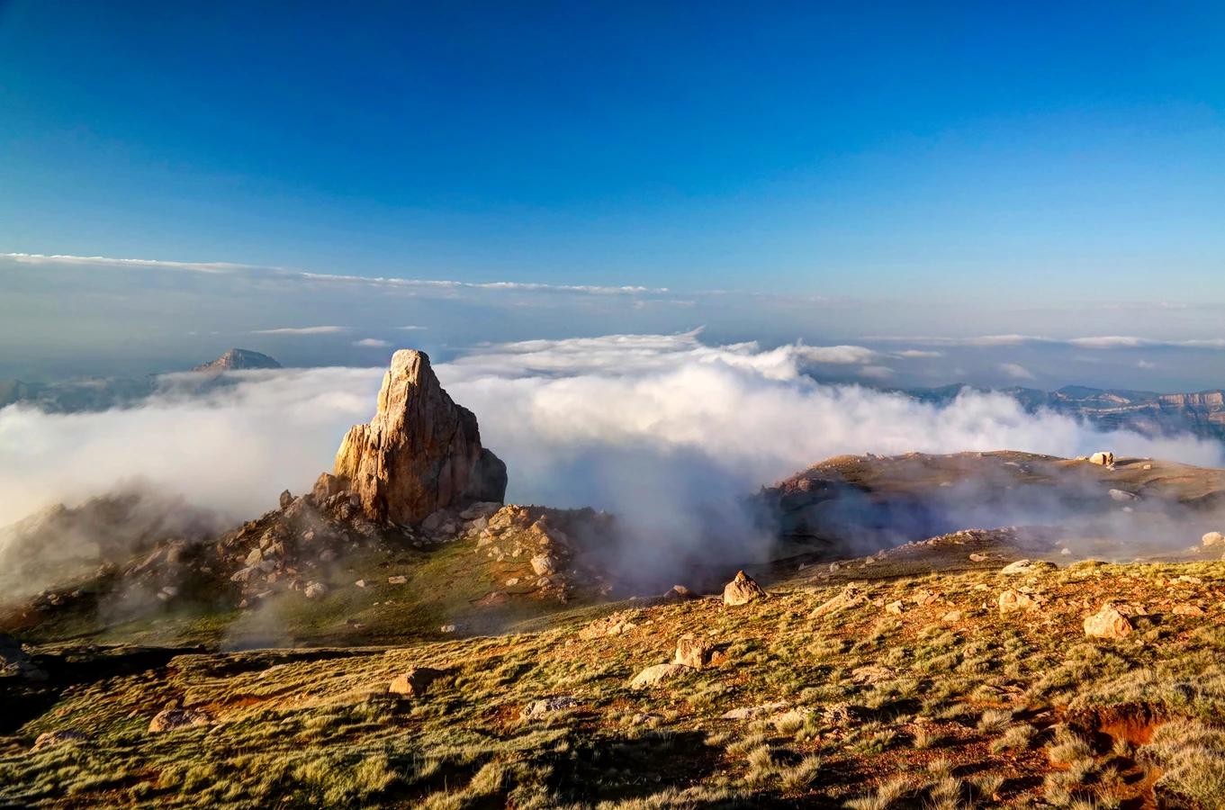 Смотреть на звёзды и трогать облака: восхождение на Ярыдаг с фотосъёмкой (мини-группа)