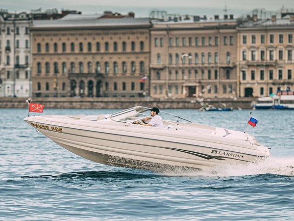 Невская симфония: прогулка на катере по Неве к крейсеру «Аврора»