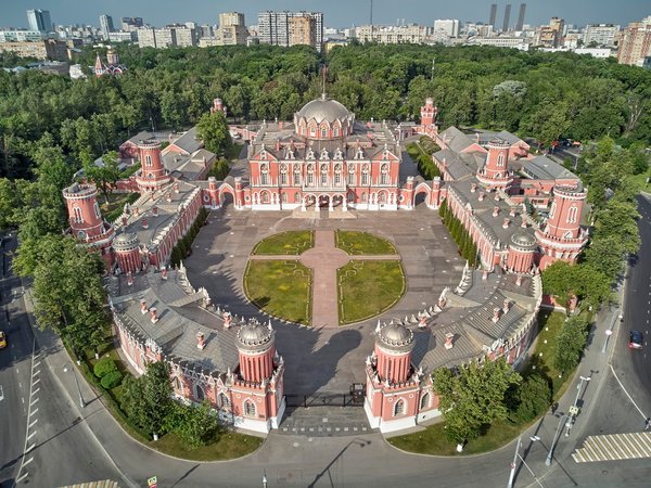 Пешком по страницам истории Москвы: персональное погружение в тайны Кремля и легенды авиации - фото 2