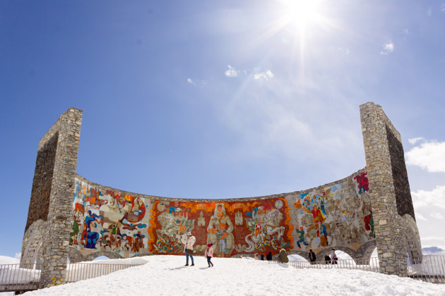 Фото - экскурсия: Вглубь Казбеги: от Арки дружбы народов к Троицкому храму