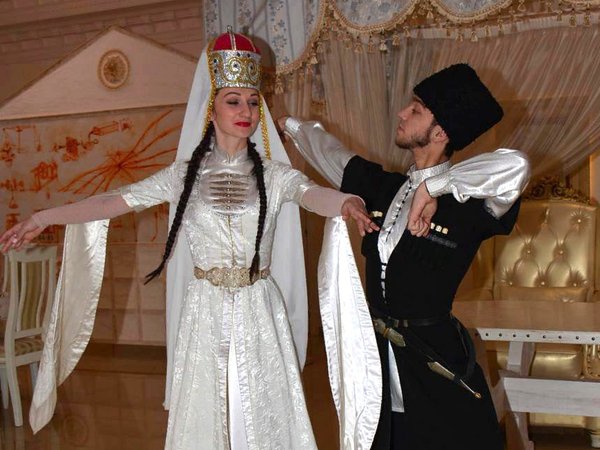 Приезжайте на Кавказ — будет пир и тост за вас! Тур с застольями, дегустацией и казачьей свадьбой - фото 1
