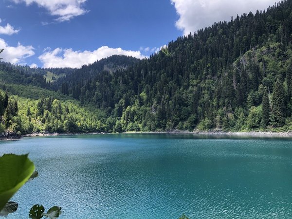 Озёра, цветущие склоны и водопады: треккинг налегке в Абхазии - фото 3