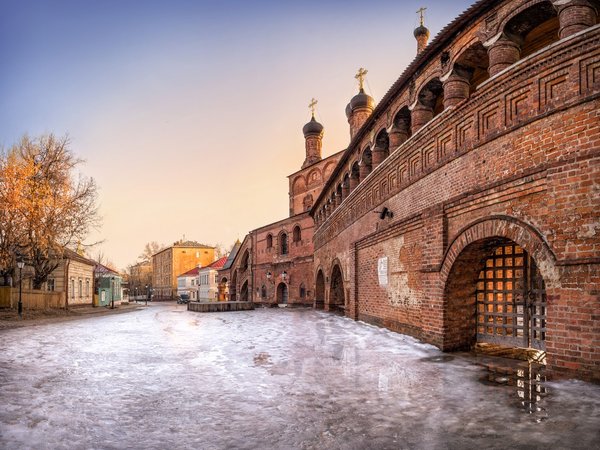 Крутицкое подворье в веках и лицах
