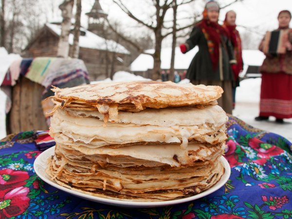 С горячими блинчиками и народными потехами: масленичные проводы в Коломне и Рязани с мастер-классами