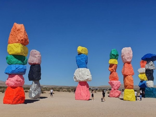 Арт-объект посреди пустыни — Seven Magic Mountains - фото 4