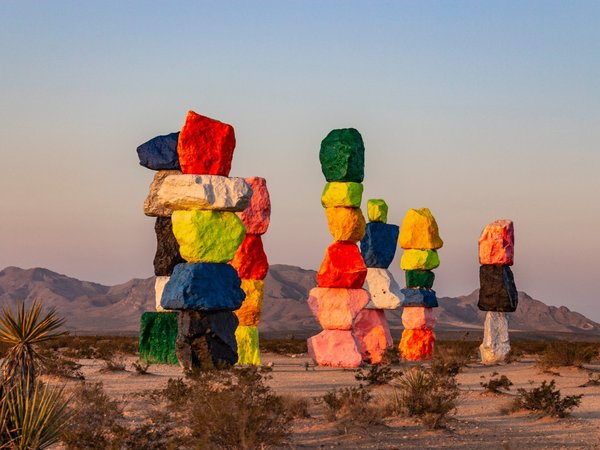Арт-объект посреди пустыни — Seven Magic Mountains - фото 1