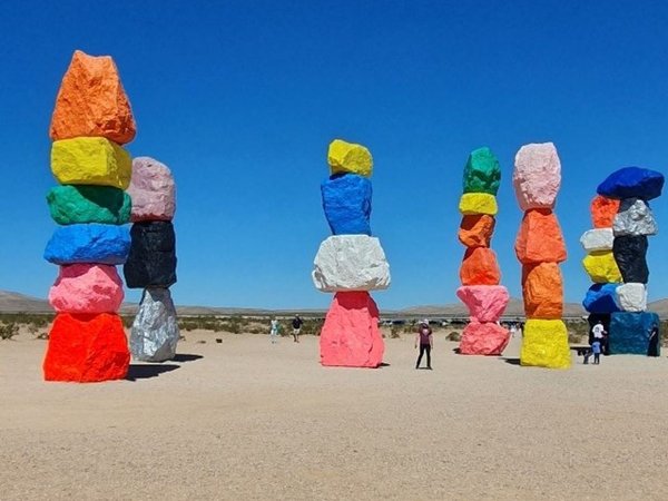 Арт-объект посреди пустыни — Seven Magic Mountains - фото 2