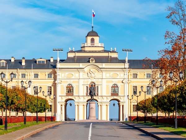 Из Петербурга — в Константиновский дворец в группе