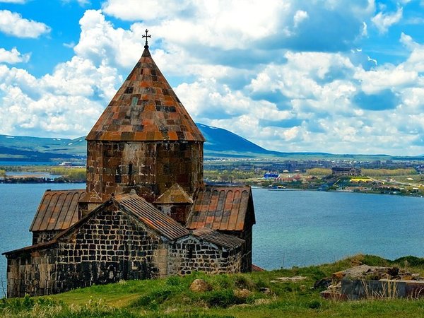 Возрождённый Гарни, «Монастырь копья» и высокогорный Севан - фото 3